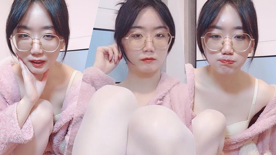 【安静的静】气质良家小娇娘，知性反差婊家中撒尿自慰，白嫩可口 (5)