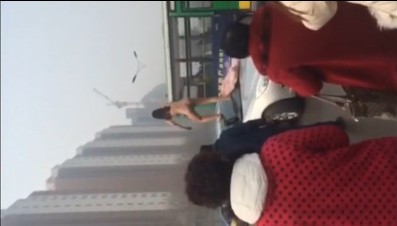 【网曝门事件】年青漂亮的妹子站在车顶上全裸跳舞，吃瓜群众疯狂拍摄 us5