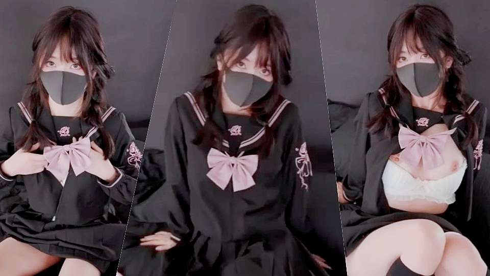 全网爆红的超美少女【玩偶姐姐】穿着黑粉色的JK长裙+超诱惑过膝黑丝，用自慰棒疯狂按摩自己的阴蒂，爽的双腿一直颤抖，最后再骑乘被大鸡巴猛操